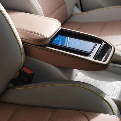 家族のためのGeelyの幾何学M6の普通サイズSUV 150km/H 5のドア5 Seaterは移動する