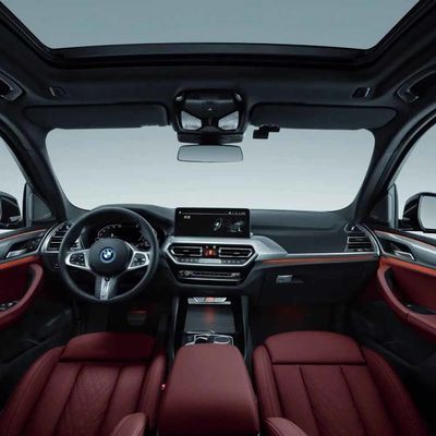 5ドア5人乗りSUV 2024 BMW Ix3 電動車 550kmの走行距離と最大トルク400Nm