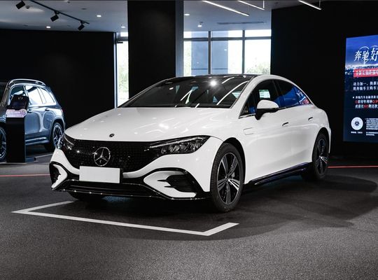 メルセデス EQE 4MATIC 電動セダン 96.1 KWh トルナーリチウムバッテリーと0.62時間の充電 255/45 R19