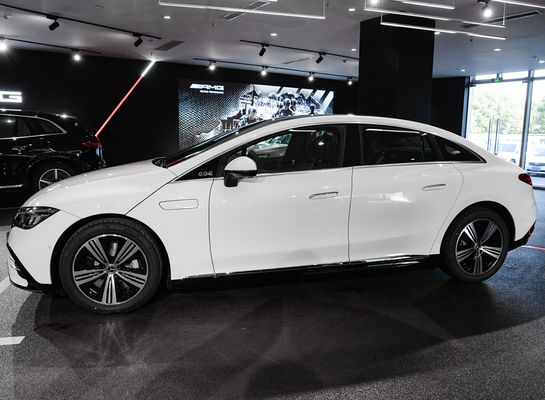 メルセデス EQE 4MATIC 電動セダン 96.1 KWh トルナーリチウムバッテリーと0.62時間の充電 255/45 R19