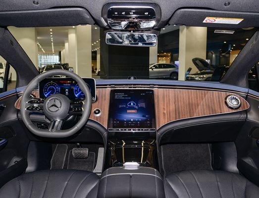 メルセデス EQE 4MATIC 電動セダン 96.1 KWh トルナーリチウムバッテリーと0.62時間の充電 255/45 R19