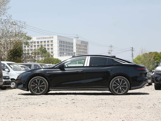 モデル 車両 601km 走行距離 83.2kWh バッテリー容量 AWD 急速充電 陽台 屋根 高電圧構造 家族にとって快適
