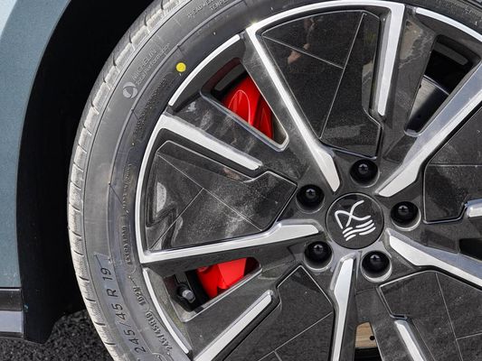 モデル 車両 601km 走行距離 83.2kWh バッテリー容量 AWD 急速充電 陽台 屋根 高電圧構造 家族にとって快適