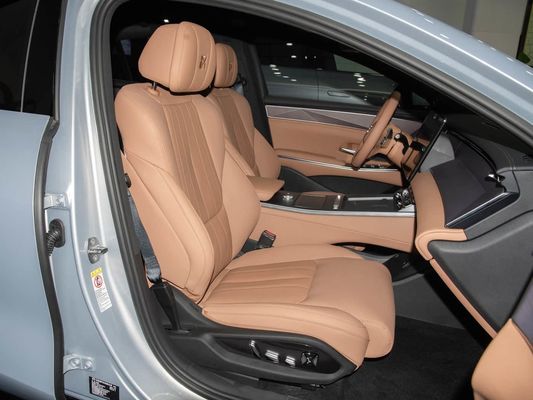 モデル 車両 601km 走行距離 83.2kWh バッテリー容量 AWD 急速充電 陽台 屋根 高電圧構造 家族にとって快適