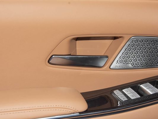 モデル 車両 601km 走行距離 83.2kWh バッテリー容量 AWD 急速充電 陽台 屋根 高電圧構造 家族にとって快適