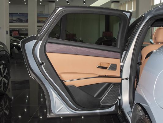 モデル 車両 601km 走行距離 83.2kWh バッテリー容量 AWD 急速充電 陽台 屋根 高電圧構造 家族にとって快適
