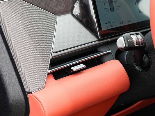 2025 BYD パフォーマンスのための新型電気自動車 Tang L 810kW パワー AWD 急速充電 1000w/h 600km 走行距離 長距離 7席 屋根付き