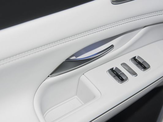 2025 Xpeng G9 全電動SUV 93.1kWh バッテリー容量 423kW マックスモーターパワー 680km 長距離,太陽屋根付き高速充電