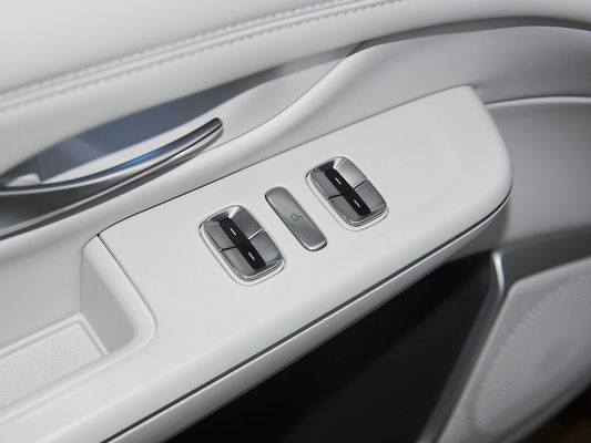 2025 Xpeng G9 全電動SUV 93.1kWh バッテリー容量 423kW マックスモーターパワー 680km 長距離,太陽屋根付き高速充電